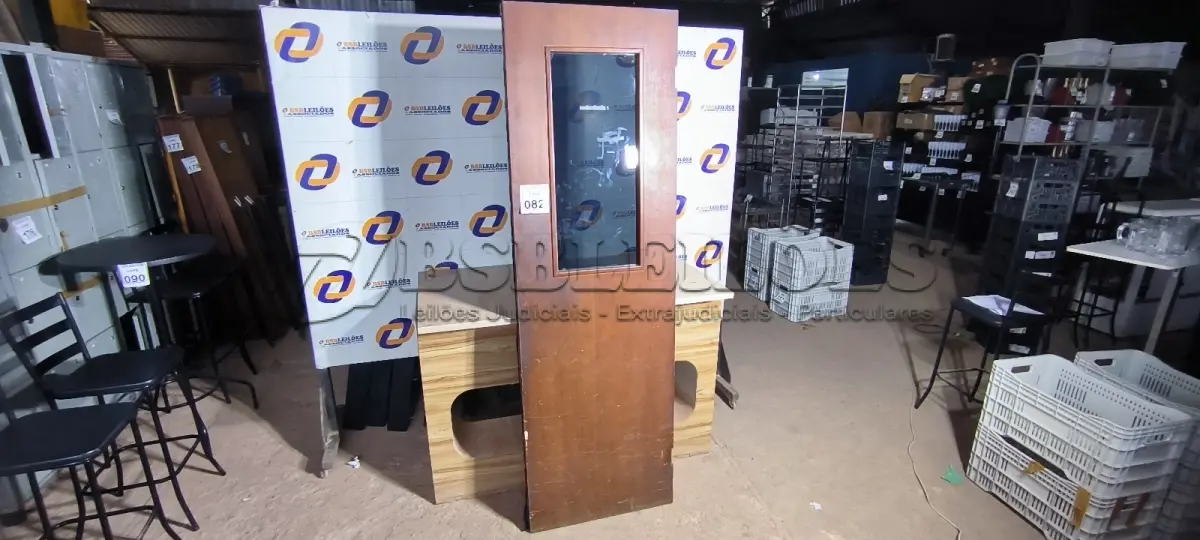 LOTE 082 - 01 PORTA EM MADEIRA PARA COZINHA DE RESTAURANTE 2,10CM X 0,64CM. (NO ESTADO) ATENÇÃO! FAZER A VISITAÇÃO ANTES DE ARREMATAR, NÃO SABEMOS SE FUNCIONA. LEILÃO NÃO TEM GARANTIA E NEM DEVOLUÇÃO, SUJEITO A POSSÍVEIS AVARIAS VISÍVEIS/OCULTAS E/OU AUSÊNCIA DE COMPONENTES.