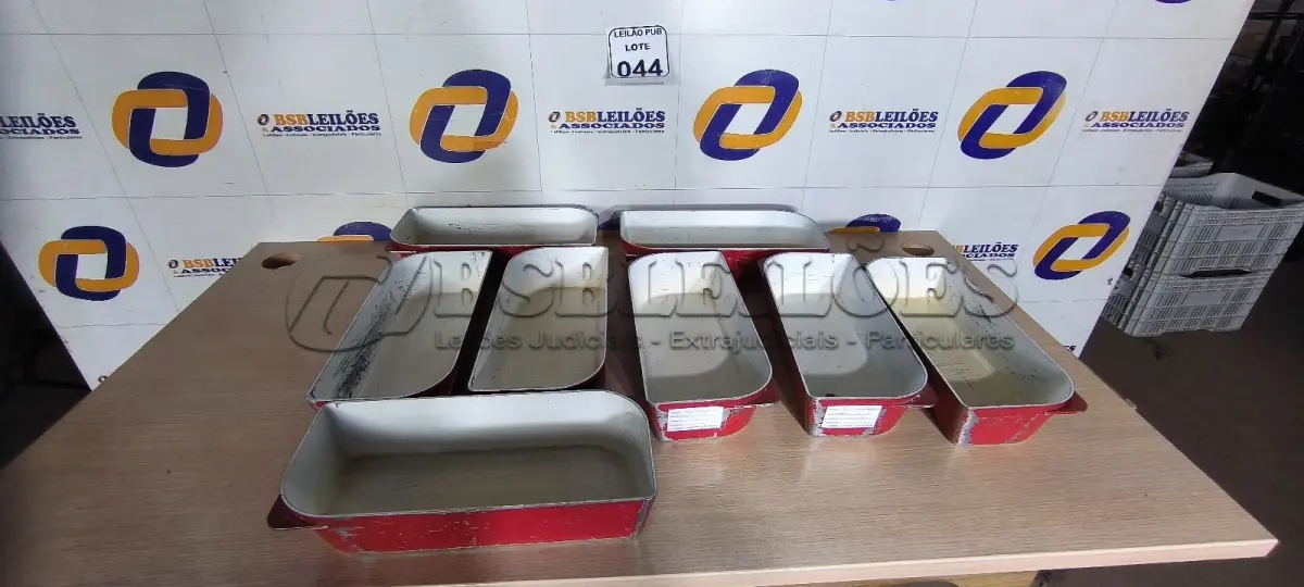 LOTE 044 - 08 FORMAS EM ALUMÍNIO. (NO ESTADO) ATENÇÃO! FAZER A VISITAÇÃO ANTES DE ARREMATAR, NÃO SABEMOS SE FUNCIONA. LEILÃO NÃO TEM GARANTIA E NEM DEVOLUÇÃO, SUJEITO A POSSÍVEIS AVARIAS VISÍVEIS/OCULTAS E/OU AUSÊNCIA DE COMPONENTES.