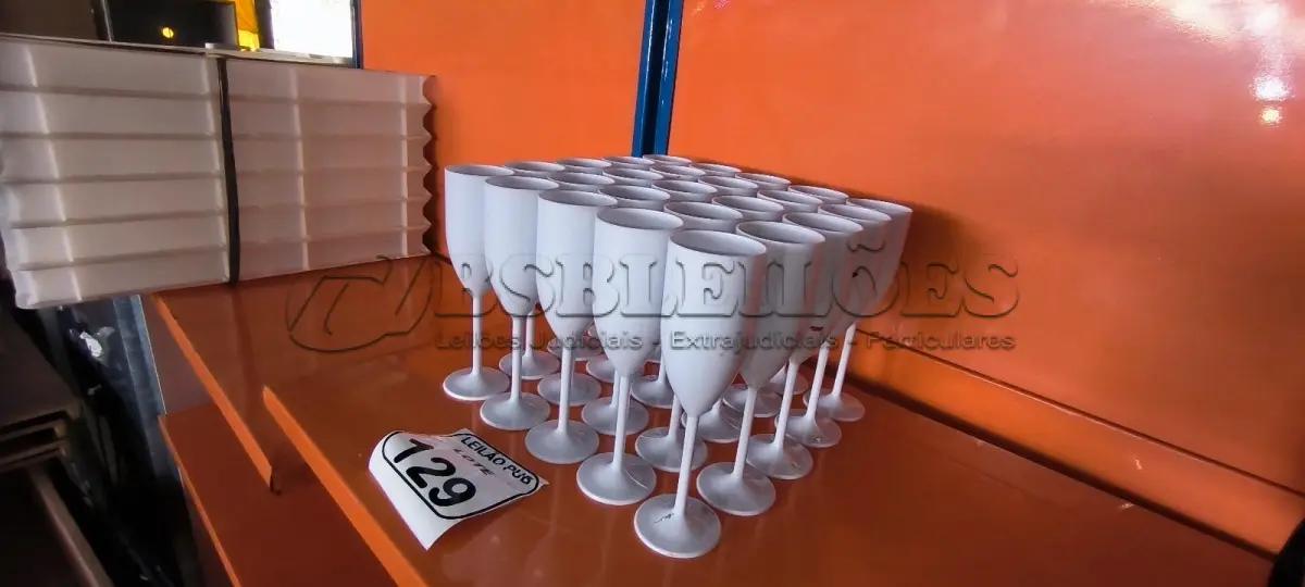 LOTE 129 - 30 TAÇAS EM PLÁSTICO PARA CHAMPANHEIRA COR BRANCA. (NO ESTADO) ATENÇÃO! FAZER A VISITAÇÃO ANTES DE ARREMATAR, NÃO SABEMOS SE FUNCIONA. LEILÃO NÃO TEM GARANTIA E NEM DEVOLUÇÃO, SUJEITO A POSSÍVEIS AVARIAS VISÍVEIS/OCULTAS E/OU AUSÊNCIA DE COMPONENTES.