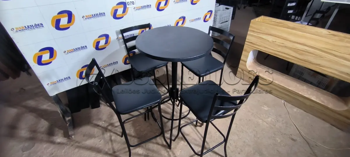 LOTE 070 - 01 MESA BISTRÔ COM 04 BANQUETAS ALTA. (NO ESTADO) ATENÇÃO! FAZER A VISITAÇÃO ANTES DE ARREMATAR, NÃO SABEMOS SE FUNCIONA. LEILÃO NÃO TEM GARANTIA E NEM DEVOLUÇÃO, SUJEITO A POSSÍVEIS AVARIAS VISÍVEIS/OCULTAS E/OU AUSÊNCIA DE COMPONENTES.