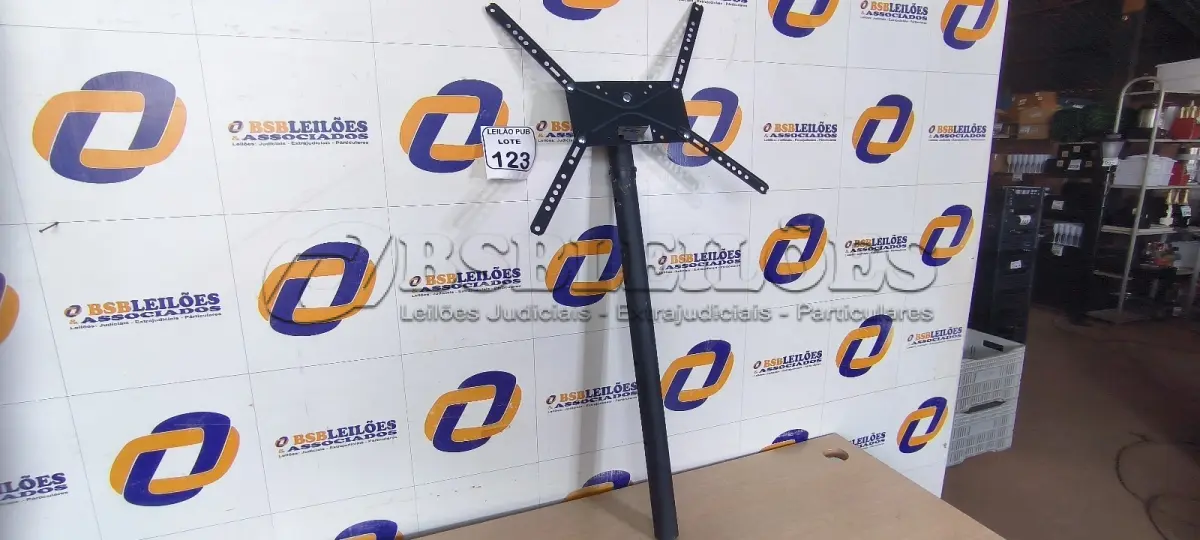 LOTE 123 - 01 SUPORTE PARA TV. (NO ESTADO) ATENÇÃO! FAZER A VISITAÇÃO ANTES DE ARREMATAR, NÃO SABEMOS SE FUNCIONA. LEILÃO NÃO TEM GARANTIA E NEM DEVOLUÇÃO, SUJEITO A POSSÍVEIS AVARIAS VISÍVEIS/OCULTAS E/OU AUSÊNCIA DE COMPONENTES.
