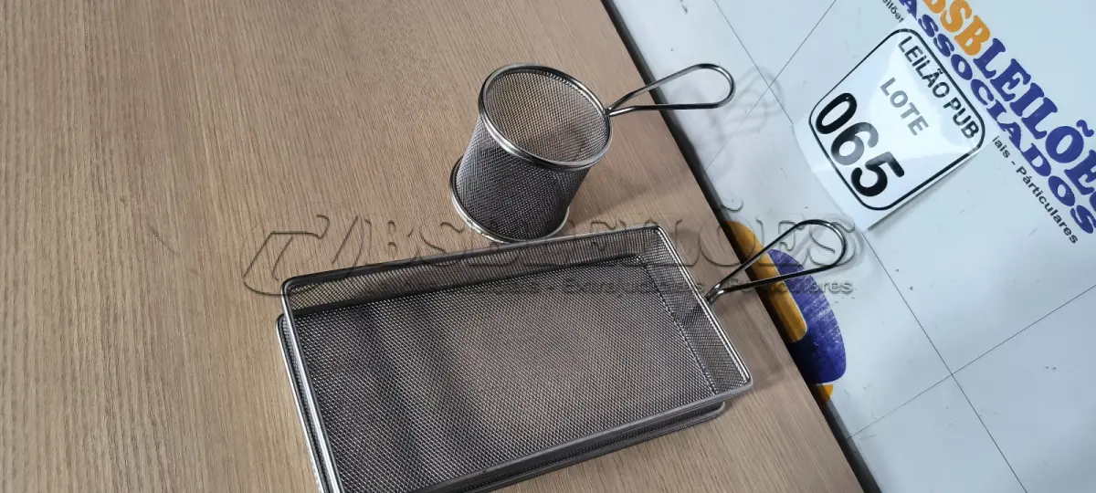 LOTE 065 - 02 CESTAS PARA ALIMENTOS. (NO ESTADO) ATENÇÃO! FAZER A VISITAÇÃO ANTES DE ARREMATAR, NÃO SABEMOS SE FUNCIONA. LEILÃO NÃO TEM GARANTIA E NEM DEVOLUÇÃO, SUJEITO A POSSÍVEIS AVARIAS VISÍVEIS/OCULTAS E/OU AUSÊNCIA DE COMPONENTES.