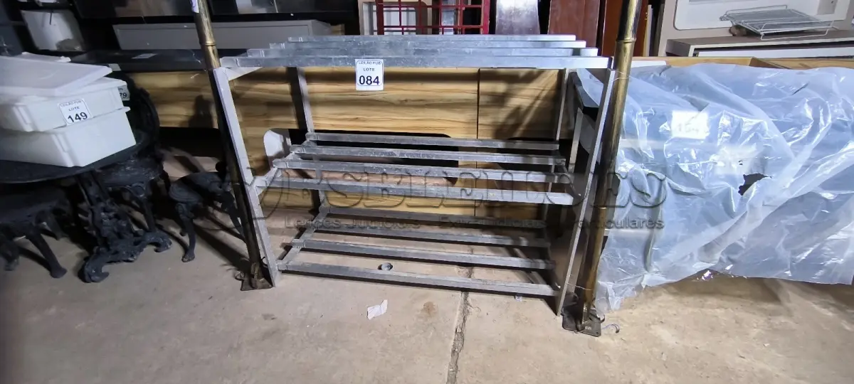 LOTE 084 - 01 ESTANTE EM ALUMÍNIO MEDINDO 0,65CM X 1,035CM E 1,14CM DE ALTURA. (NO ESTADO) ATENÇÃO! FAZER A VISITAÇÃO ANTES DE ARREMATAR, NÃO SABEMOS SE FUNCIONA. LEILÃO NÃO TEM GARANTIA E NEM DEVOLUÇÃO, SUJEITO A POSSÍVEIS AVARIAS VISÍVEIS/OCULTAS E/OU AUSÊNCIA DE COMPONENTES.
