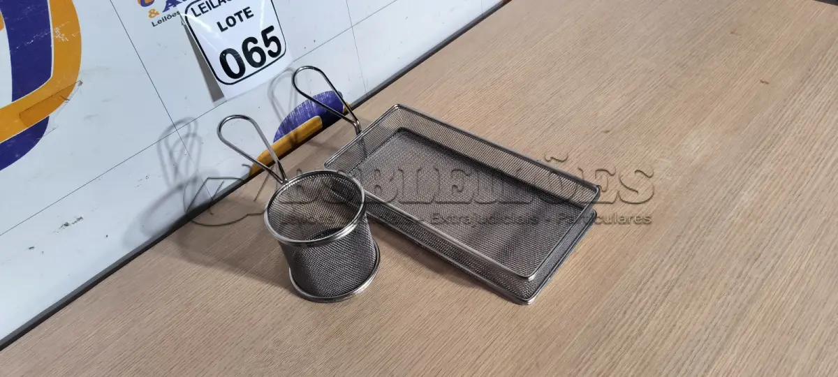 LOTE 065 - 02 CESTAS PARA ALIMENTOS. (NO ESTADO) ATENÇÃO! FAZER A VISITAÇÃO ANTES DE ARREMATAR, NÃO SABEMOS SE FUNCIONA. LEILÃO NÃO TEM GARANTIA E NEM DEVOLUÇÃO, SUJEITO A POSSÍVEIS AVARIAS VISÍVEIS/OCULTAS E/OU AUSÊNCIA DE COMPONENTES.