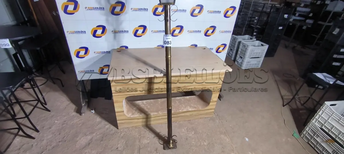 LOTE 083 - 01 POSTE DE JARDIM COLONIAL QUADRADO 1,80CM DE ALTURA. (NO ESTADO) ATENÇÃO! FAZER A VISITAÇÃO ANTES DE ARREMATAR, NÃO SABEMOS SE FUNCIONA. LEILÃO NÃO TEM GARANTIA E NEM DEVOLUÇÃO, SUJEITO A POSSÍVEIS AVARIAS VISÍVEIS/OCULTAS E/OU AUSÊNCIA DE COMPONENTES.