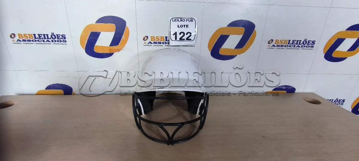 LOTE 122 - 01 CAPACETE DE BEISEBOL PARA DECORAÇÃO. (NO ESTADO) ATENÇÃO! FAZER A VISITAÇÃO ANTES DE ARREMATAR, NÃO SABEMOS SE FUNCIONA. LEILÃO NÃO TEM GARANTIA E NEM DEVOLUÇÃO, SUJEITO A POSSÍVEIS AVARIAS VISÍVEIS/OCULTAS E/OU AUSÊNCIA DE COMPONENTES.