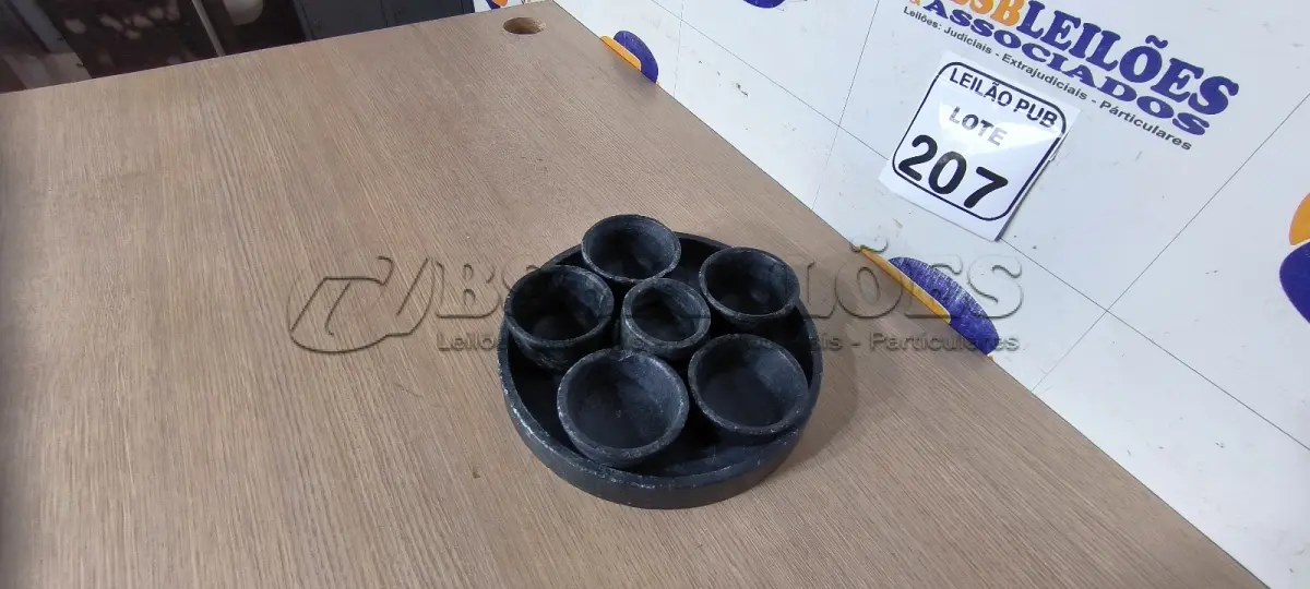 LOTE 207 - 01 PRATO DE PEDRA COM MOLHEIRAS. (NO ESTADO) ATENÇÃO! FAZER A VISITAÇÃO ANTES DE ARREMATAR, NÃO SABEMOS SE FUNCIONA. LEILÃO NÃO TEM GARANTIA E NEM DEVOLUÇÃO, SUJEITO A POSSÍVEIS AVARIAS VISÍVEIS/OCULTAS E/OU AUSÊNCIA DE COMPONENTES.