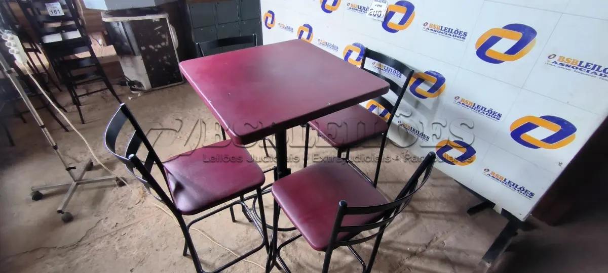LOTE 200 - 01 MESA BISTRÔ QUADRADA COM 04 BANQUETAS ALTAS E 04 CADEIRAS NA COR VERMELHA. (NO ESTADO) ATENÇÃO! FAZER A VISITAÇÃO ANTES DE ARREMATAR, NÃO SABEMOS SE FUNCIONA. LEILÃO NÃO TEM GARANTIA E NEM DEVOLUÇÃO, SUJEITO A POSSÍVEIS AVARIAS VISÍVEIS/OCULTAS E/OU AUSÊNCIA DE COMPONENTES.