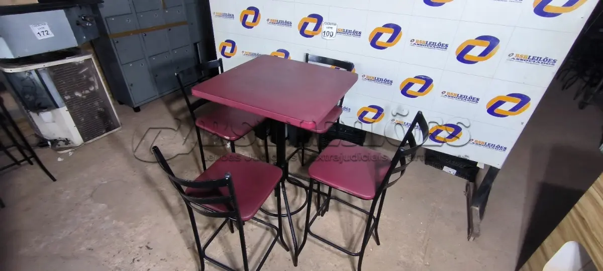 LOTE 100 - 01 MESA BISTRÔ QUADRADO COM 04 BANQUETAS ALTA. (NO ESTADO) ATENÇÃO! FAZER A VISITAÇÃO ANTES DE ARREMATAR, NÃO SABEMOS SE FUNCIONA. LEILÃO NÃO TEM GARANTIA E NEM DEVOLUÇÃO, SUJEITO A POSSÍVEIS AVARIAS VISÍVEIS/OCULTAS E/OU AUSÊNCIA DE COMPONENTES.