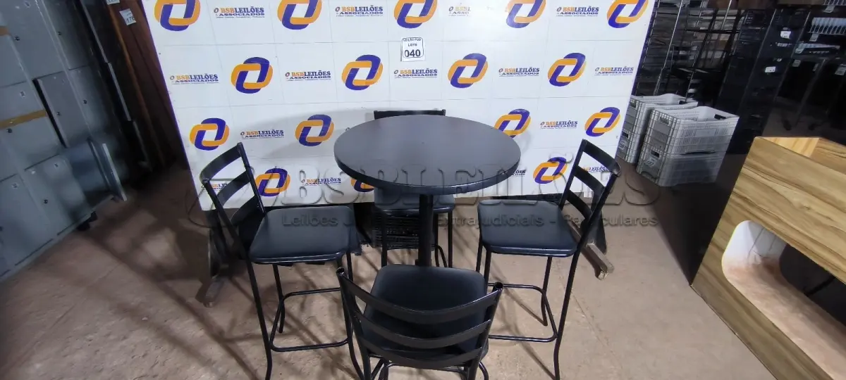 LOTE 040 - 01 MESA BISTRÔ COM 04 BANQUETAS ALTAS. (NO ESTADO) ATENÇÃO! FAZER A VISITAÇÃO ANTES DE ARREMATAR, NÃO SABEMOS SE FUNCIONA. LEILÃO NÃO TEM GARANTIA E NEM DEVOLUÇÃO, SUJEITO A POSSÍVEIS AVARIAS VISÍVEIS/OCULTAS E/OU AUSÊNCIA DE COMPONENTES.