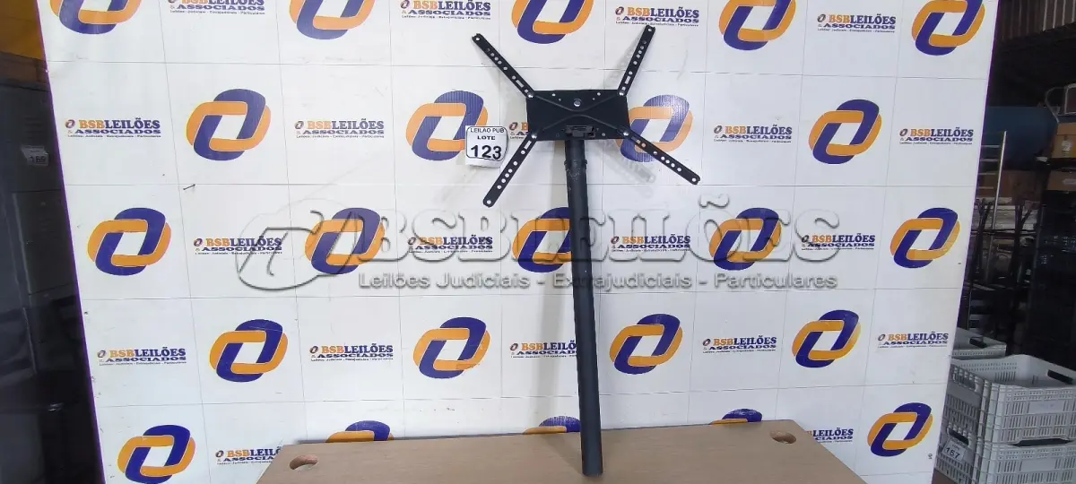 LOTE 123 - 01 SUPORTE PARA TV. (NO ESTADO) ATENÇÃO! FAZER A VISITAÇÃO ANTES DE ARREMATAR, NÃO SABEMOS SE FUNCIONA. LEILÃO NÃO TEM GARANTIA E NEM DEVOLUÇÃO, SUJEITO A POSSÍVEIS AVARIAS VISÍVEIS/OCULTAS E/OU AUSÊNCIA DE COMPONENTES.