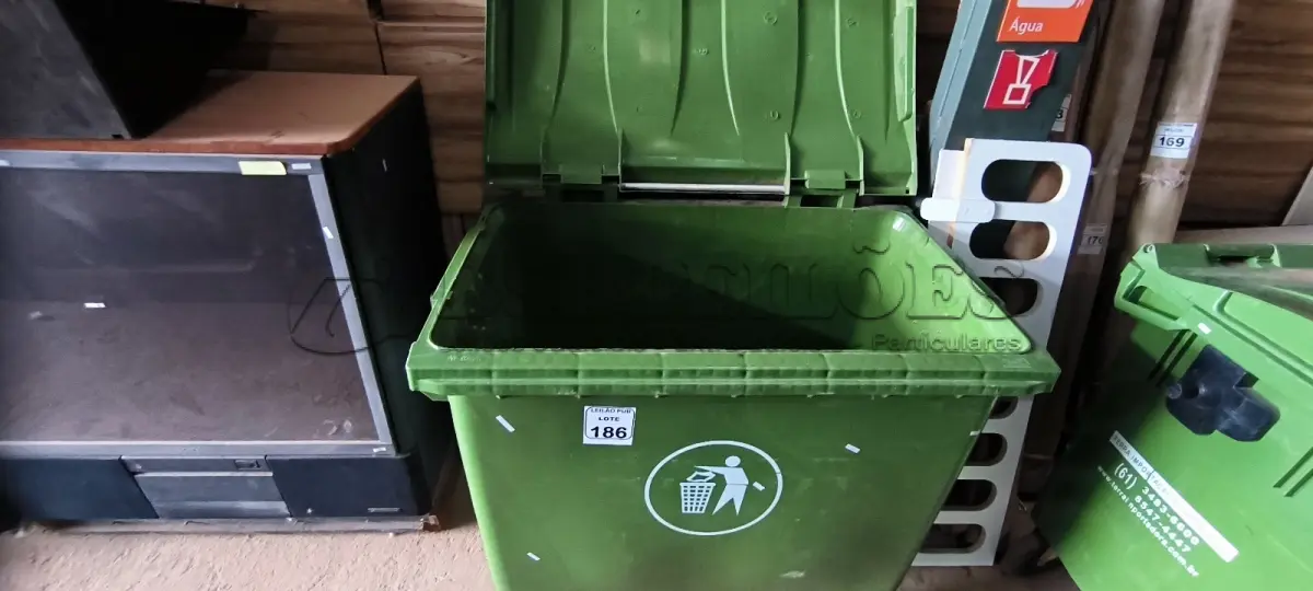 LOTE 186 - 01 LIXEIRA CONTAINER EM PLÁSTICO 660 LITROS. (NO ESTADO) ATENÇÃO! FAZER A VISITAÇÃO ANTES DE ARREMATAR, NÃO SABEMOS SE FUNCIONA. LEILÃO NÃO TEM GARANTIA E NEM DEVOLUÇÃO, SUJEITO A POSSÍVEIS AVARIAS VISÍVEIS/OCULTAS E/OU AUSÊNCIA DE COMPONENTES.