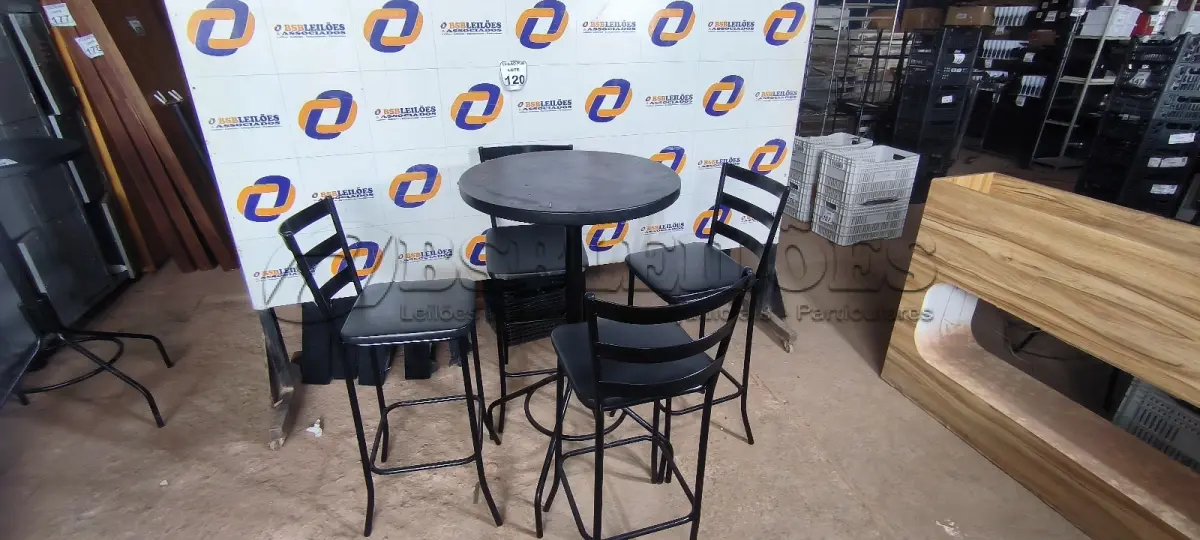 LOTE 120 - 01 MESA BISTRÔ COM 04 BANQUETAS ALTAS. (NO ESTADO) ATENÇÃO! FAZER A VISITAÇÃO ANTES DE ARREMATAR, NÃO SABEMOS SE FUNCIONA. LEILÃO NÃO TEM GARANTIA E NEM DEVOLUÇÃO, SUJEITO A POSSÍVEIS AVARIAS VISÍVEIS/OCULTAS E/OU AUSÊNCIA DE COMPONENTES.