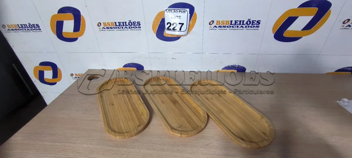 LOTE 227 - 03 BANDEJAS EM MADEIRA. (NO ESTADO) ATENÇÃO! FAZER A VISITAÇÃO ANTES DE ARREMATAR, NÃO SABEMOS SE FUNCIONA. LEILÃO NÃO TEM GARANTIA E NEM DEVOLUÇÃO, SUJEITO A POSSÍVEIS AVARIAS VISÍVEIS/OCULTAS E/OU AUSÊNCIA DE COMPONENTES.