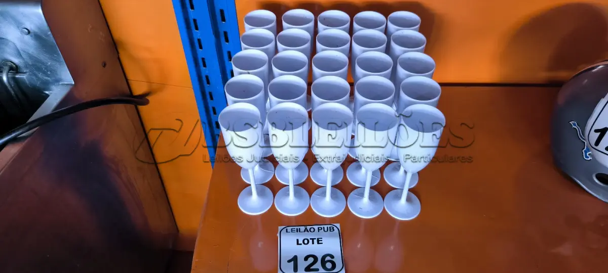 LOTE 126 - 30 TACAS EM PLÁSTICO PARA CHAMPANHEIRA COR BRANCA. (NO ESTADO) ATENÇÃO! FAZER A VISITAÇÃO ANTES DE ARREMATAR, NÃO SABEMOS SE FUNCIONA. LEILÃO NÃO TEM GARANTIA E NEM DEVOLUÇÃO, SUJEITO A POSSÍVEIS AVARIAS VISÍVEIS/OCULTAS E/OU AUSÊNCIA DE COMPONENTES.