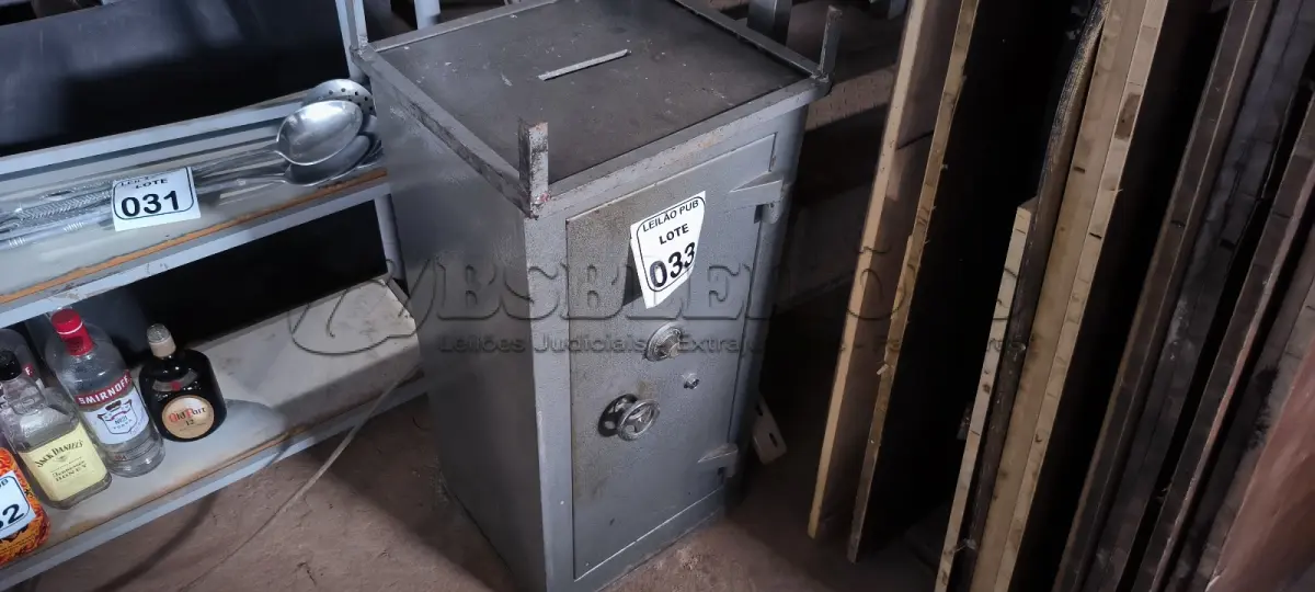 LOTE 033 - 01 COFRE COM BOCA DE LOBO E COM SENHA . (NO ESTADO) ATENÇÃO! FAZER A VISITAÇÃO ANTES DE ARREMATAR, NÃO SABEMOS SE FUNCIONA. LEILÃO NÃO TEM GARANTIA E NEM DEVOLUÇÃO, SUJEITO A POSSÍVEIS AVARIAS VISÍVEIS/OCULTAS E/OU AUSÊNCIA DE COMPONENTES.