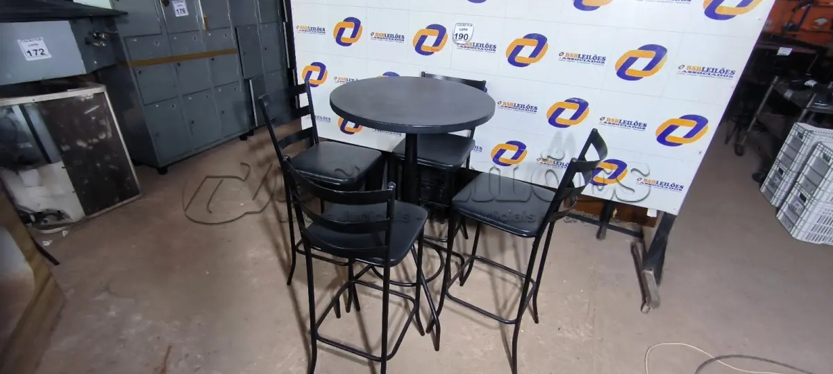 LOTE 190 - 01 MESA BISTRÔ COM 04 BANQUETAS ALTA. (NO ESTADO) ATENÇÃO! FAZER A VISITAÇÃO ANTES DE ARREMATAR, NÃO SABEMOS SE FUNCIONA. LEILÃO NÃO TEM GARANTIA E NEM DEVOLUÇÃO, SUJEITO A POSSÍVEIS AVARIAS VISÍVEIS/OCULTAS E/OU AUSÊNCIA DE COMPONENTES.