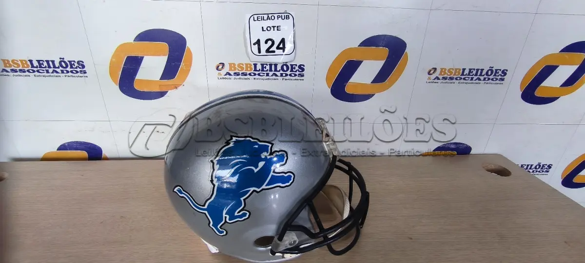 LOTE 124 - 01 CAPACETE DE FUTEBOL AMERICANO PARA DECORAÇÃO. (NO ESTADO) ATENÇÃO! FAZER A VISITAÇÃO ANTES DE ARREMATAR, NÃO SABEMOS SE FUNCIONA. LEILÃO NÃO TEM GARANTIA E NEM DEVOLUÇÃO, SUJEITO A POSSÍVEIS AVARIAS VISÍVEIS/OCULTAS E/OU AUSÊNCIA DE COMPONENTES.