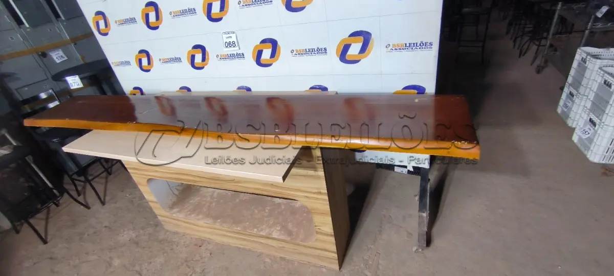 LOTE 068 - 01 TÁBUA EM MADEIRA PARA BANCADA 2,58CM X 0,38 CM. (NO ESTADO) ATENÇÃO! FAZER A VISITAÇÃO ANTES DE ARREMATAR, NÃO SABEMOS SE FUNCIONA. LEILÃO NÃO TEM GARANTIA E NEM DEVOLUÇÃO, SUJEITO A POSSÍVEIS AVARIAS VISÍVEIS/OCULTAS E/OU AUSÊNCIA DE COMPONENTES.