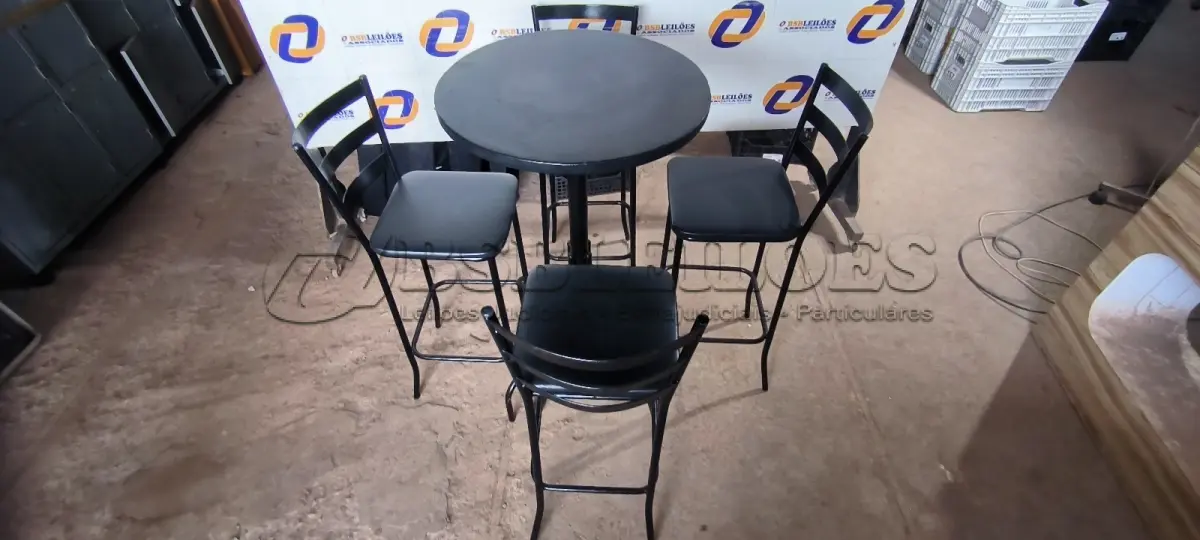LOTE 160 - 01 MESA BISTRÔ COM 04 BANQUETAS ALTA. (NO ESTADO) ATENÇÃO! FAZER A VISITAÇÃO ANTES DE ARREMATAR, NÃO SABEMOS SE FUNCIONA. LEILÃO NÃO TEM GARANTIA E NEM DEVOLUÇÃO, SUJEITO A POSSÍVEIS AVARIAS VISÍVEIS/OCULTAS E/OU AUSÊNCIA DE COMPONENTES.