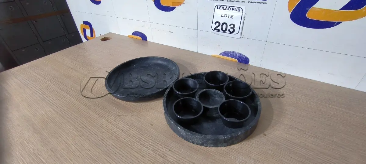 LOTE 203 - 01 PRATO DE PEDRA COM MOLHEIRAS E 01 PRATO DE PEDRA. (NO ESTADO) ATENÇÃO! FAZER A VISITAÇÃO ANTES DE ARREMATAR, NÃO SABEMOS SE FUNCIONA. LEILÃO NÃO TEM GARANTIA E NEM DEVOLUÇÃO, SUJEITO A POSSÍVEIS AVARIAS VISÍVEIS/OCULTAS E/OU AUSÊNCIA DE COMPONENTES.