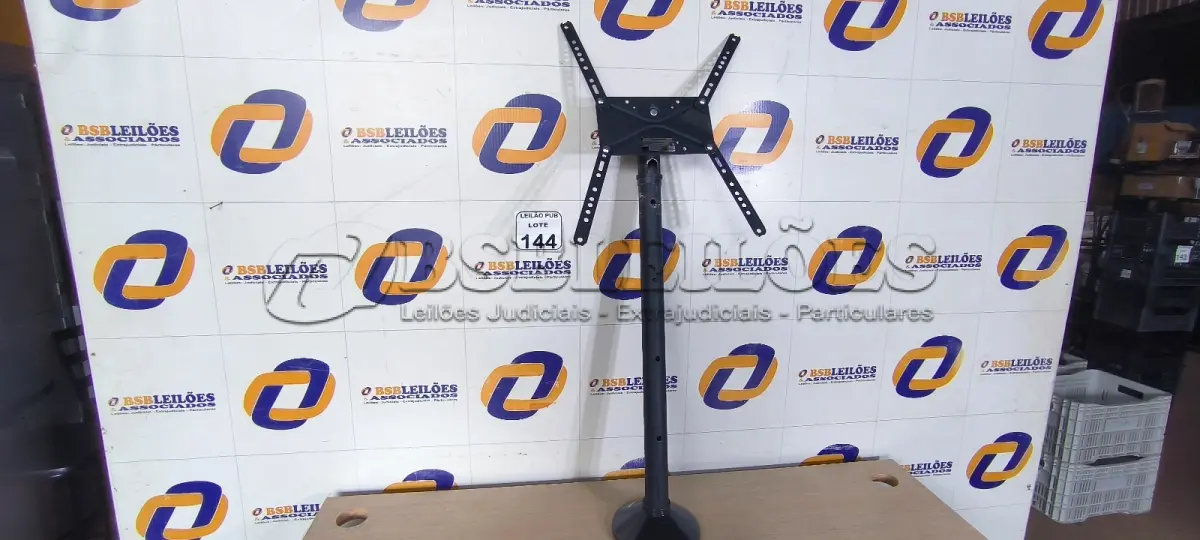 LOTE 144 - 01 SUPORTE PARA TELEVISÃO. (NO ESTADO) ATENÇÃO! FAZER A VISITAÇÃO ANTES DE ARREMATAR, NÃO SABEMOS SE FUNCIONA. LEILÃO NÃO TEM GARANTIA E NEM DEVOLUÇÃO, SUJEITO A POSSÍVEIS AVARIAS VISÍVEIS/OCULTAS E/OU AUSÊNCIA DE COMPONENTES.
