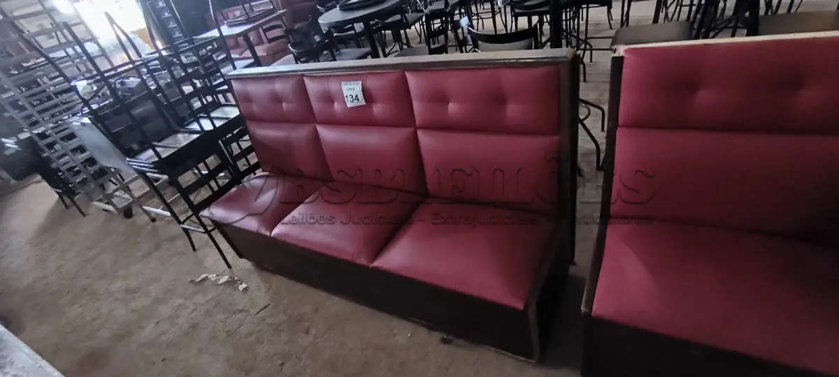 LOTE 134 - 01 SOFÁ PARA LANCHONETE 03 LUGARES. (NO ESTADO) ATENÇÃO! FAZER A VISITAÇÃO ANTES DE ARREMATAR, NÃO SABEMOS SE FUNCIONA. LEILÃO NÃO TEM GARANTIA E NEM DEVOLUÇÃO, SUJEITO A POSSÍVEIS AVARIAS VISÍVEIS/OCULTAS E/OU AUSÊNCIA DE COMPONENTES.