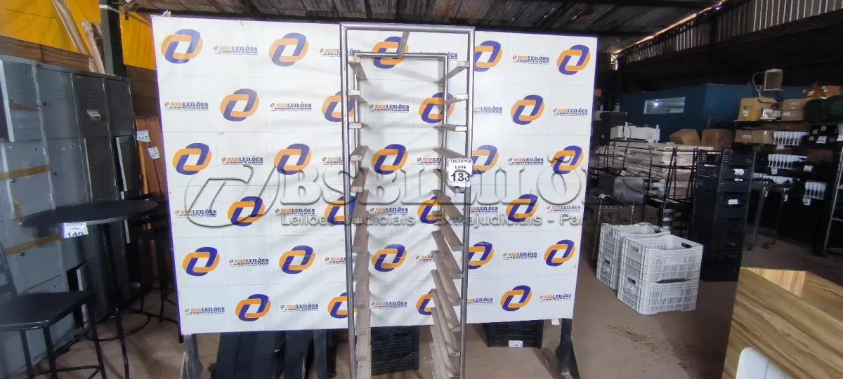 LOTE 138 - 01 ESTANTE EM INOX PARA TRANSPORTE DE BANDEJAS. (NO ESTADO) ATENÇÃO! FAZER A VISITAÇÃO ANTES DE ARREMATAR, NÃO SABEMOS SE FUNCIONA. LEILÃO NÃO TEM GARANTIA E NEM DEVOLUÇÃO, SUJEITO A POSSÍVEIS AVARIAS VISÍVEIS/OCULTAS E/OU AUSÊNCIA DE COMPONENTES.