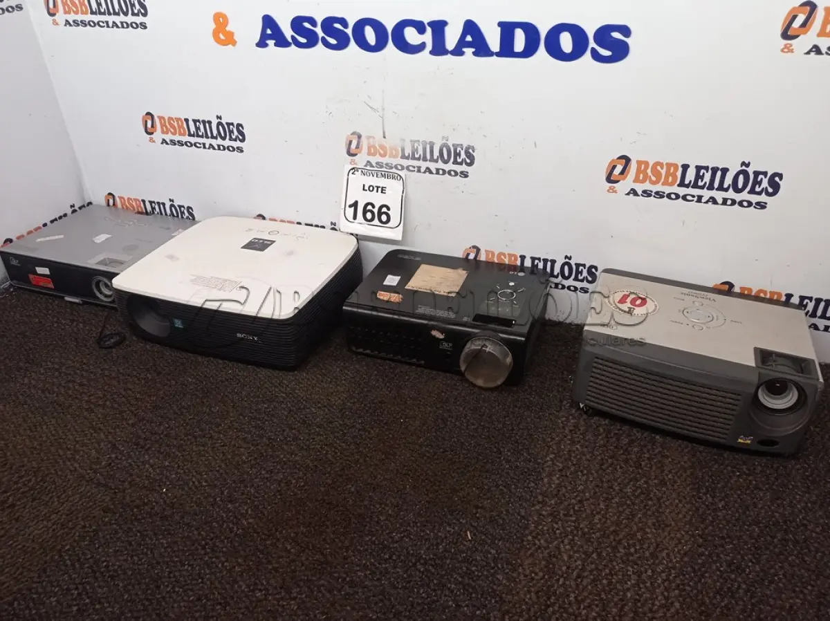 LOTE 166 - 04 PROJETORES MULTIMIDIA MARCAS E MODELOS DIVERSOS. (NO ESTADO) ATENÇÃO! FAZER A VISITAÇÃO ANTES DE ARREMATAR, NÃO SABEMOS SE FUNCIONA. LEILÃO NÃO TEM GARANTIA E NEM DEVOLUÇÃO, SUJEITO A POSSÍVEIS AVARIAS VISÍVEIS/OCULTAS E/OU AUSÊNCIA DE COMPONENTES.