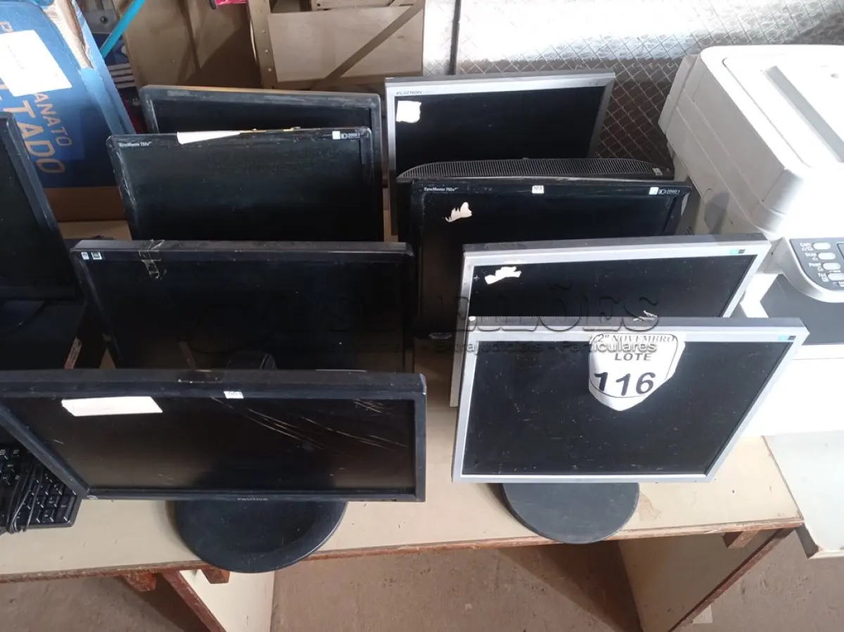 LOTE 116 - 08 MONITORES LCD MARCAS E MODELOS DIVERSOS. (NO ESTADO) ATENÇÃO! FAZER A VISITAÇÃO ANTES DE ARREMATAR, NÃO SABEMOS SE FUNCIONA. LEILÃO NÃO TEM GARANTIA E NEM DEVOLUÇÃO, SUJEITO A POSSÍVEIS AVARIAS VISÍVEIS/OCULTAS E/OU AUSÊNCIA DE COMPONENTES.
