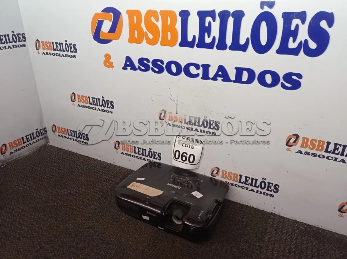 LOTE 060 - 01 PROJETOR MULTIMÍDIA MARCA EPSON. (NO ESTADO) ATENÇÃO! FAZER A VISITAÇÃO ANTES DE ARREMATAR, NÃO SABEMOS SE FUNCIONA. LEILÃO NÃO TEM GARANTIA E NEM DEVOLUÇÃO, SUJEITO A POSSÍVEIS AVARIAS VISÍVEIS/OCULTAS E/OU AUSÊNCIA DE COMPONENTES.