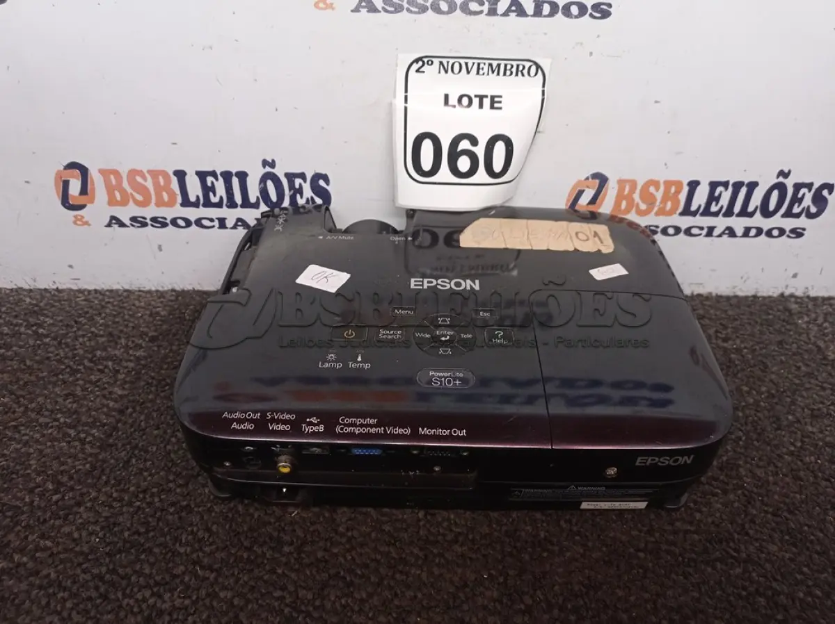 LOTE 060 - 01 PROJETOR MULTIMÍDIA MARCA EPSON. (NO ESTADO) ATENÇÃO! FAZER A VISITAÇÃO ANTES DE ARREMATAR, NÃO SABEMOS SE FUNCIONA. LEILÃO NÃO TEM GARANTIA E NEM DEVOLUÇÃO, SUJEITO A POSSÍVEIS AVARIAS VISÍVEIS/OCULTAS E/OU AUSÊNCIA DE COMPONENTES.