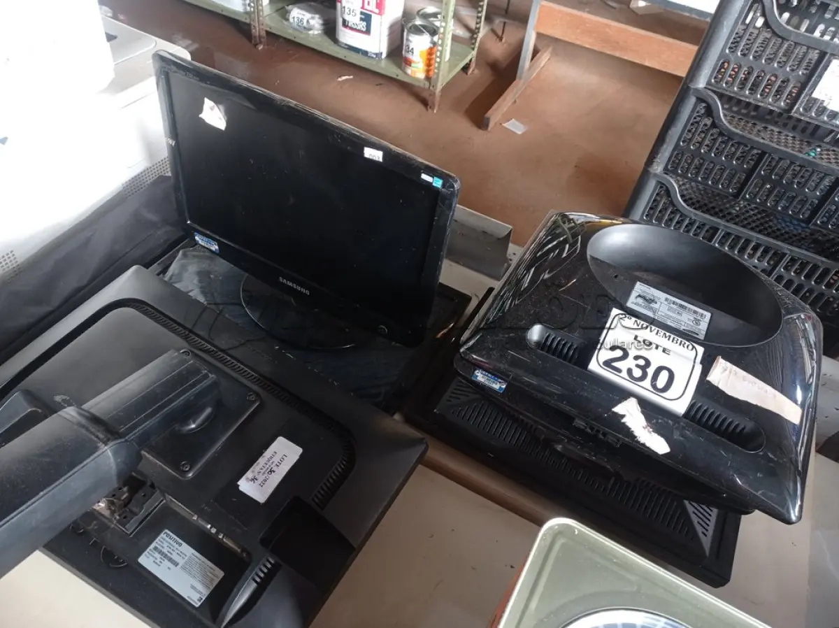 LOTE 230 - 09 MONITORES LCD MARCAS E MODELOS DIVERSOS. (NO ESTADO) ATENÇÃO! FAZER A VISITAÇÃO ANTES DE ARREMATAR, NÃO SABEMOS SE FUNCIONA. LEILÃO NÃO TEM GARANTIA E NEM DEVOLUÇÃO, SUJEITO A POSSÍVEIS AVARIAS VISÍVEIS/OCULTAS E/OU AUSÊNCIA DE COMPONENTES.