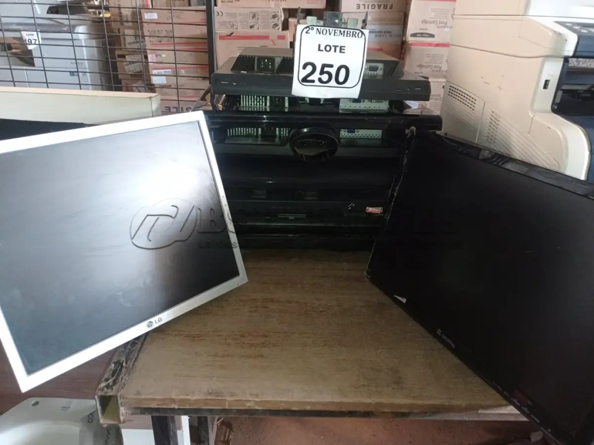LOTE 250 - 09 MONITORES LCD MARCAS E MODELOS DIVERSOS P/RETIRADA DE PEÇAS. (NO ESTADO) ATENÇÃO! FAZER A VISITAÇÃO ANTES DE ARREMATAR, NÃO SABEMOS SE FUNCIONA. LEILÃO NÃO TEM GARANTIA E NEM DEVOLUÇÃO, SUJEITO A POSSÍVEIS AVARIAS VISÍVEIS/OCULTAS E/OU AUSÊNCIA DE COMPONENTES.