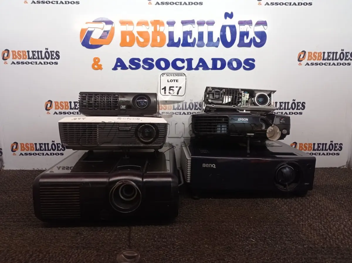 LOTE 157 - 06 PROJETORES MARCAS E MODELOS DIVERSOS. (NO ESTADO) ATENÇÃO! FAZER A VISITAÇÃO ANTES DE ARREMATAR, NÃO SABEMOS SE FUNCIONA. LEILÃO NÃO TEM GARANTIA E NEM DEVOLUÇÃO, SUJEITO A POSSÍVEIS AVARIAS VISÍVEIS/OCULTAS E/OU AUSÊNCIA DE COMPONENTES.