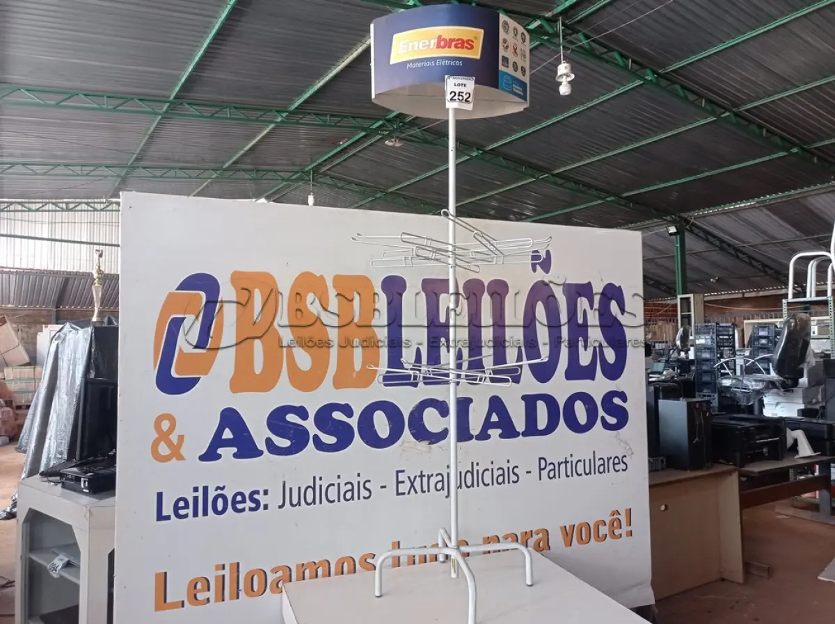 LOTE 252 - 01 EXPOSITOR GIRATÓRIO DE FERRO. (NO ESTADO) ATENÇÃO! FAZER A VISITAÇÃO ANTES DE ARREMATAR, NÃO SABEMOS SE FUNCIONA. LEILÃO NÃO TEM GARANTIA E NEM DEVOLUÇÃO, SUJEITO A POSSÍVEIS AVARIAS VISÍVEIS/OCULTAS E/OU AUSÊNCIA DE COMPONENTES.