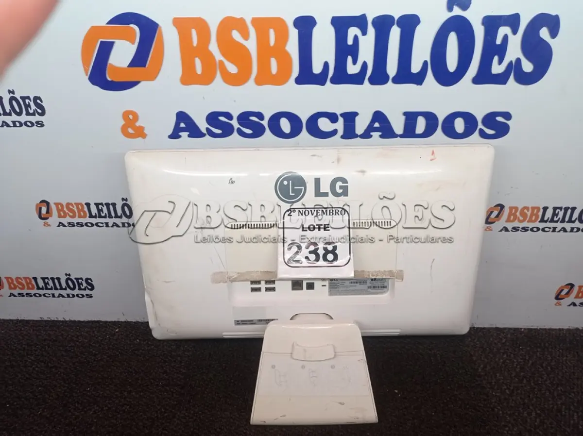 LOTE 238 - 01 ALL IN ONE MARCA LG. (NO ESTADO) ATENÇÃO! FAZER A VISITAÇÃO ANTES DE ARREMATAR, NÃO SABEMOS SE FUNCIONA. LEILÃO NÃO TEM GARANTIA E NEM DEVOLUÇÃO, SUJEITO A POSSÍVEIS AVARIAS VISÍVEIS/OCULTAS E/OU AUSÊNCIA DE COMPONENTES.