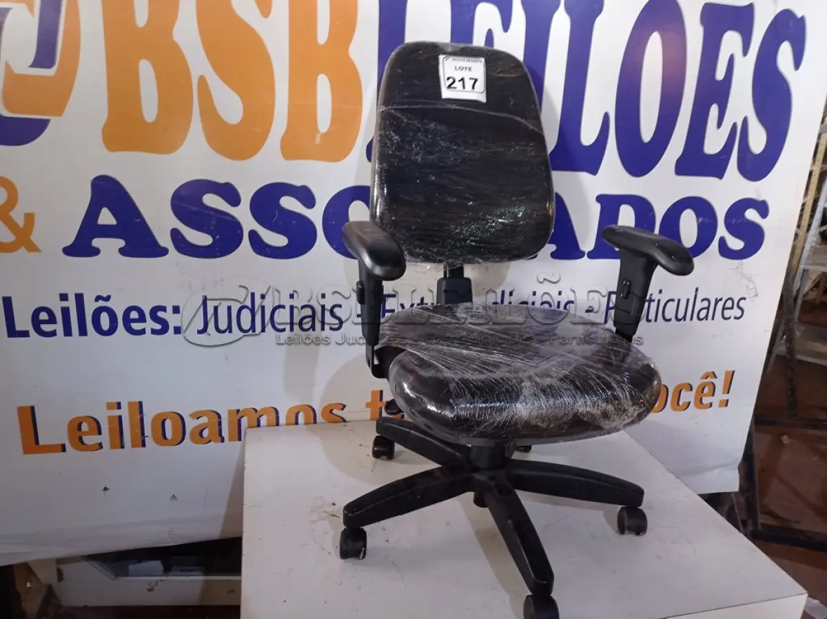 LOTE 217 - 01 CADEIRA DE ESCRITÓRIO C/BASE GIRATÓRIA NA COR PRETA. (NO ESTADO) ATENÇÃO! FAZER A VISITAÇÃO ANTES DE ARREMATAR, NÃO SABEMOS SE FUNCIONA. LEILÃO NÃO TEM GARANTIA E NEM DEVOLUÇÃO, SUJEITO A POSSÍVEIS AVARIAS VISÍVEIS/OCULTAS E/OU AUSÊNCIA DE COMPONENTES.