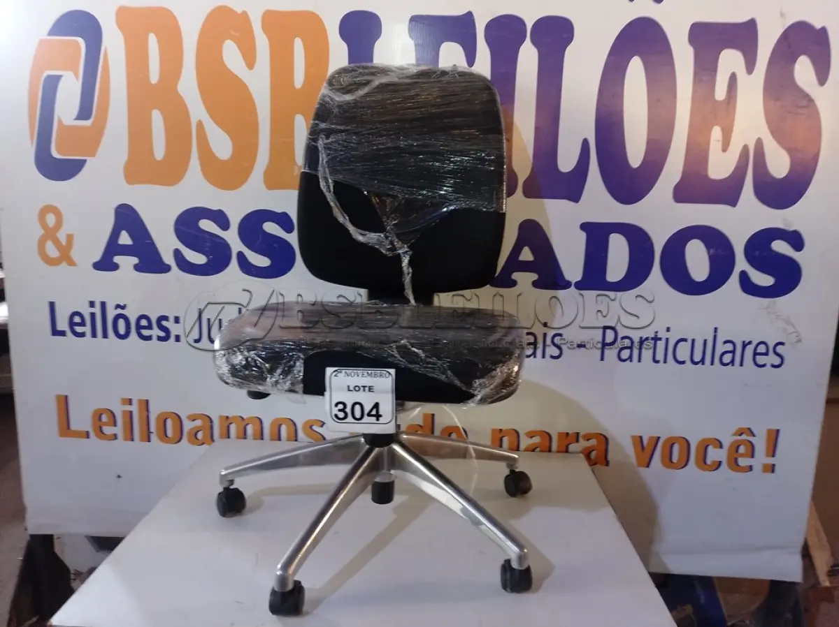 LOTE 304 - 01 CADEIRA GIRATÓRIA NA COR PRETA. (NO ESTADO) ATENÇÃO! FAZER A VISITAÇÃO ANTES DE ARREMATAR, NÃO SABEMOS SE FUNCIONA. LEILÃO NÃO TEM GARANTIA E NEM DEVOLUÇÃO, SUJEITO A POSSÍVEIS AVARIAS VISÍVEIS/OCULTAS E/OU AUSÊNCIA DE COMPONENTES.