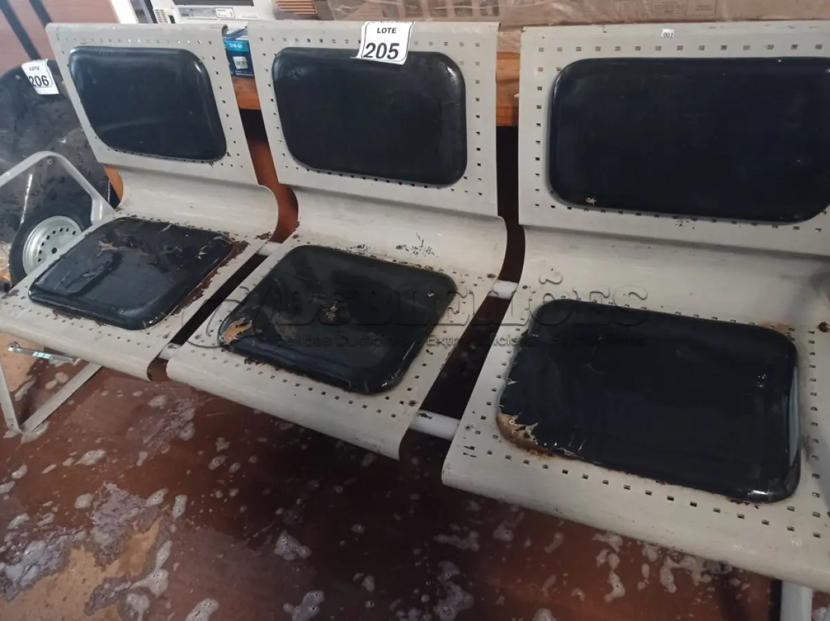 LOTE 205 - 01 LONGARINA COM 03 LUGARES BASE DE FERRO. (NO ESTADO) ATENÇÃO! FAZER A VISITAÇÃO ANTES DE ARREMATAR, NÃO SABEMOS SE FUNCIONA. LEILÃO NÃO TEM GARANTIA E NEM DEVOLUÇÃO, SUJEITO A POSSÍVEIS AVARIAS VISÍVEIS/OCULTAS E/OU AUSÊNCIA DE COMPONENTES.