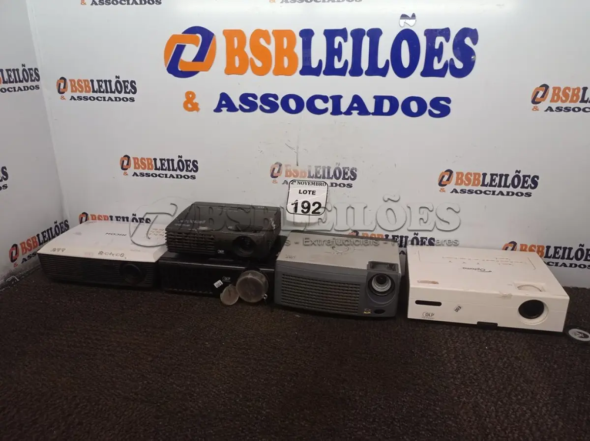 LOTE 192 - 05 PROJETORES MULTIMÍDIA MARCAS E MODELOS DIVERSOS. (NO ESTADO) ATENÇÃO! FAZER A VISITAÇÃO ANTES DE ARREMATAR, NÃO SABEMOS SE FUNCIONA. LEILÃO NÃO TEM GARANTIA E NEM DEVOLUÇÃO, SUJEITO A POSSÍVEIS AVARIAS VISÍVEIS/OCULTAS E/OU AUSÊNCIA DE COMPONENTES.