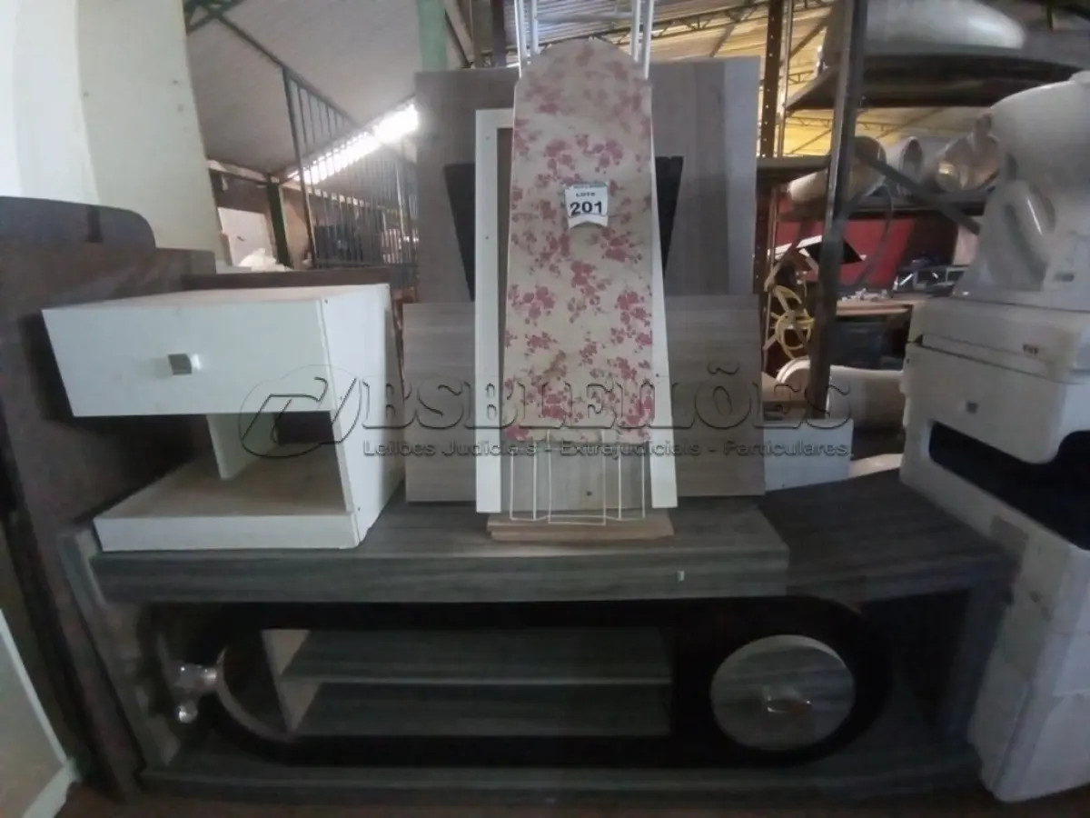 LOTE 201 - 01 RACK, 01 TÁBUA DE PASSAR E PEÇAS P/MÓVEIS DIVERSAS. (NO ESTADO) ATENÇÃO! FAZER A VISITAÇÃO ANTES DE ARREMATAR, NÃO SABEMOS SE FUNCIONA. LEILÃO NÃO TEM GARANTIA E NEM DEVOLUÇÃO, SUJEITO A POSSÍVEIS AVARIAS VISÍVEIS/OCULTAS E/OU AUSÊNCIA DE COMPONENTES.