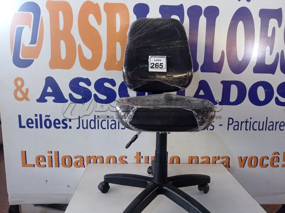 LOTE 265 - 01 CADEIRA GIRATÓRIA NA COR PRETA. (NO ESTADO) ATENÇÃO! FAZER A VISITAÇÃO ANTES DE ARREMATAR, NÃO SABEMOS SE FUNCIONA. LEILÃO NÃO TEM GARANTIA E NEM DEVOLUÇÃO, SUJEITO A POSSÍVEIS AVARIAS VISÍVEIS/OCULTAS E/OU AUSÊNCIA DE COMPONENTES.