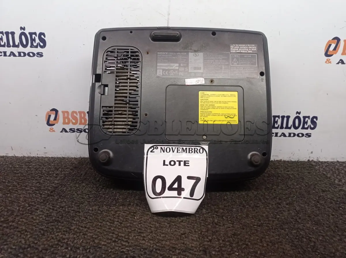 LOTE 047 - 01 PROJETOR MULTIMIDIA MARCA SONY. (NO ESTADO) ATENÇÃO! FAZER A VISITAÇÃO ANTES DE ARREMATAR, NÃO SABEMOS SE FUNCIONA. LEILÃO NÃO TEM GARANTIA E NEM DEVOLUÇÃO, SUJEITO A POSSÍVEIS AVARIAS VISÍVEIS/OCULTAS E/OU AUSÊNCIA DE COMPONENTES.