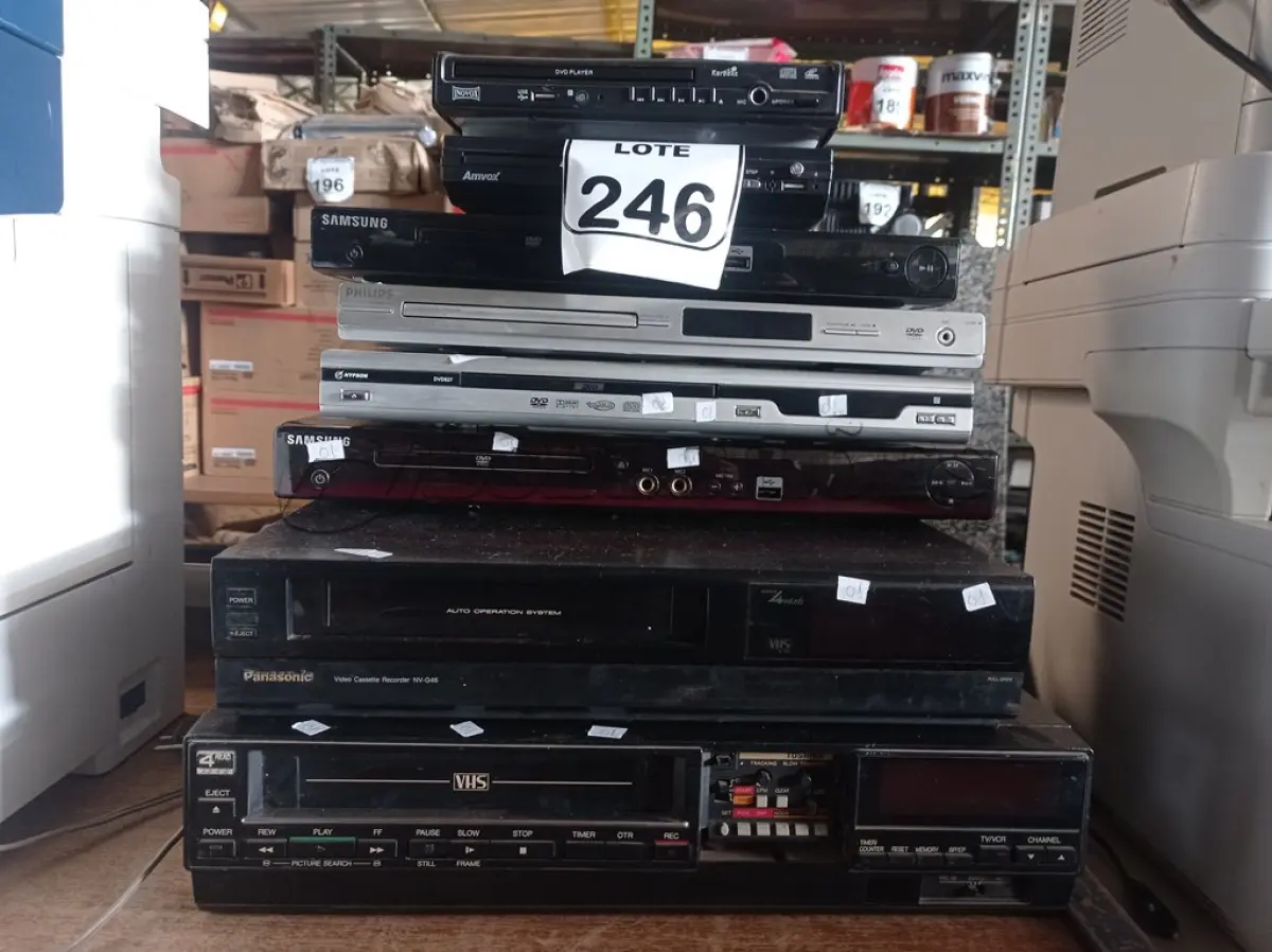 LOTE 246 - 02 VIDEOCASSETES E 05 APARELHOS DE DVD MARCAS E MODELOS DIVERSOS. (NO ESTADO) ATENÇÃO! FAZER A VISITAÇÃO ANTES DE ARREMATAR, NÃO SABEMOS SE FUNCIONA. LEILÃO NÃO TEM GARANTIA E NEM DEVOLUÇÃO, SUJEITO A POSSÍVEIS AVARIAS VISÍVEIS/OCULTAS E/OU AUSÊNCIA DE COMPONENTES.