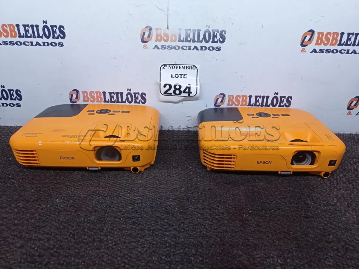LOTE 284 - 02 PROJETORES MARCA EPSON. (NO ESTADO) ATENÇÃO! FAZER A VISITAÇÃO ANTES DE ARREMATAR, NÃO SABEMOS SE FUNCIONA. LEILÃO NÃO TEM GARANTIA E NEM DEVOLUÇÃO, SUJEITO A POSSÍVEIS AVARIAS VISÍVEIS/OCULTAS E/OU AUSÊNCIA DE COMPONENTES.