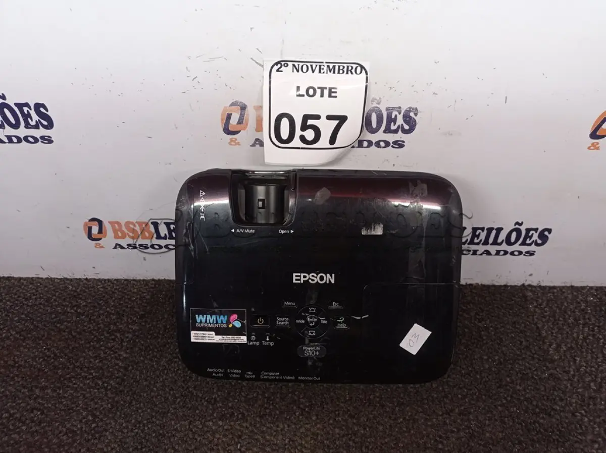 LOTE 057 - 01 PROJETOR MULTIMÍDIA MARCA EPSON. (NO ESTADO) ATENÇÃO! FAZER A VISITAÇÃO ANTES DE ARREMATAR, NÃO SABEMOS SE FUNCIONA. LEILÃO NÃO TEM GARANTIA E NEM DEVOLUÇÃO, SUJEITO A POSSÍVEIS AVARIAS VISÍVEIS/OCULTAS E/OU AUSÊNCIA DE COMPONENTES.