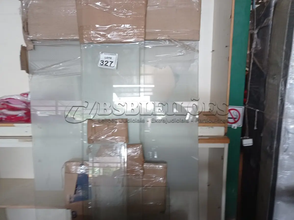 LOTE 327 - 01 LOTE C/VÁRIO VIDROS AVULSOS TAMANHOS DIVERSOS. (NO ESTADO) ATENÇÃO! FAZER A VISITAÇÃO ANTES DE ARREMATAR, NÃO SABEMOS SE FUNCIONA. LEILÃO NÃO TEM GARANTIA E NEM DEVOLUÇÃO, SUJEITO A POSSÍVEIS AVARIAS VISÍVEIS/OCULTAS E/OU AUSÊNCIA DE COMPONENTES.