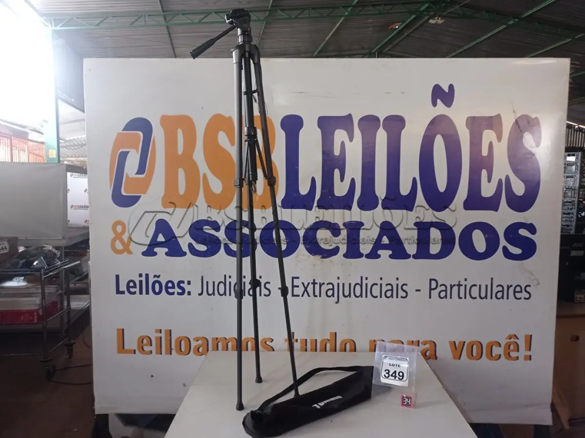 LOTE 349 - 01 TRIPÉ P/ CÂMERA FOTOGRÁFICA MARCA TOMATE. (NO ESTADO) ATENÇÃO! FAZER A VISITAÇÃO ANTES DE ARREMATAR, NÃO SABEMOS SE FUNCIONA. LEILÃO NÃO TEM GARANTIA E NEM DEVOLUÇÃO, SUJEITO A POSSÍVEIS AVARIAS VISÍVEIS/OCULTAS E/OU AUSÊNCIA DE COMPONENTES.
