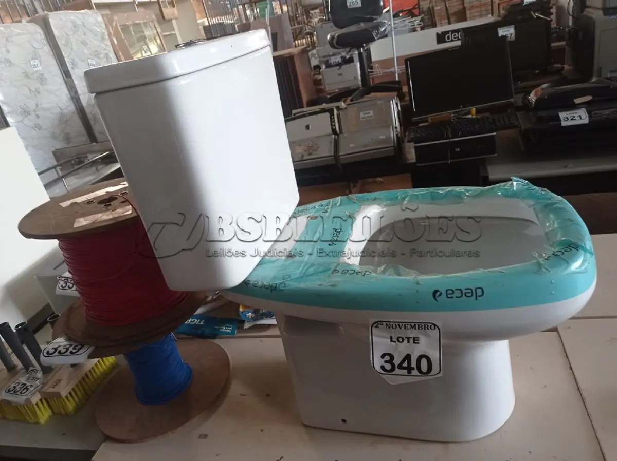 LOTE 340 - 01 VASO SANITÁRIO C/CAIXA ACOPLADA MARCA DECA(NOVO). (NO ESTADO) ATENÇÃO! FAZER A VISITAÇÃO ANTES DE ARREMATAR, NÃO SABEMOS SE FUNCIONA. LEILÃO NÃO TEM GARANTIA E NEM DEVOLUÇÃO, SUJEITO A POSSÍVEIS AVARIAS VISÍVEIS/OCULTAS E/OU AUSÊNCIA DE COMPONENTES.